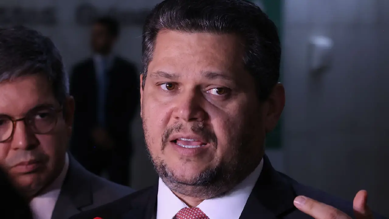 Alcolumbre envia PEC do fim da escala 6x1 para CCJ do Senado 
