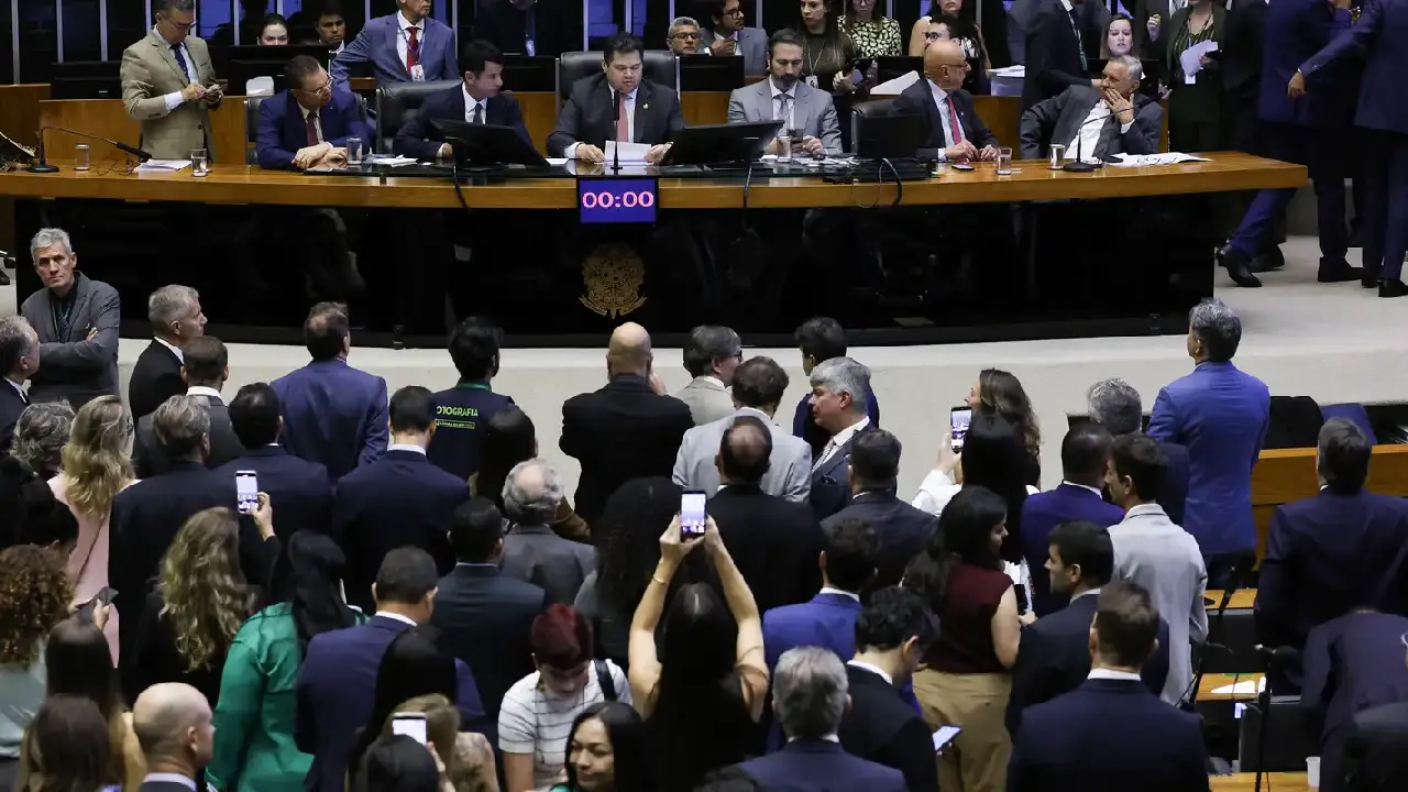 Alcolumbre marca votação da PEC pelo fim da 6x1 para quarta-feira