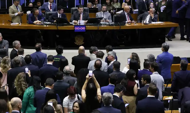 Alcolumbre marca votação da PEC pelo fim da 6x1 para quarta-feira