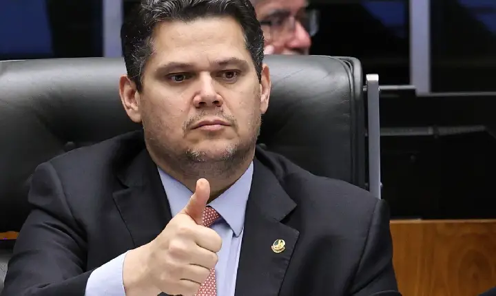 Alcolumbre sugere “melhorar” 6x1 e quer passar PEC por comissões