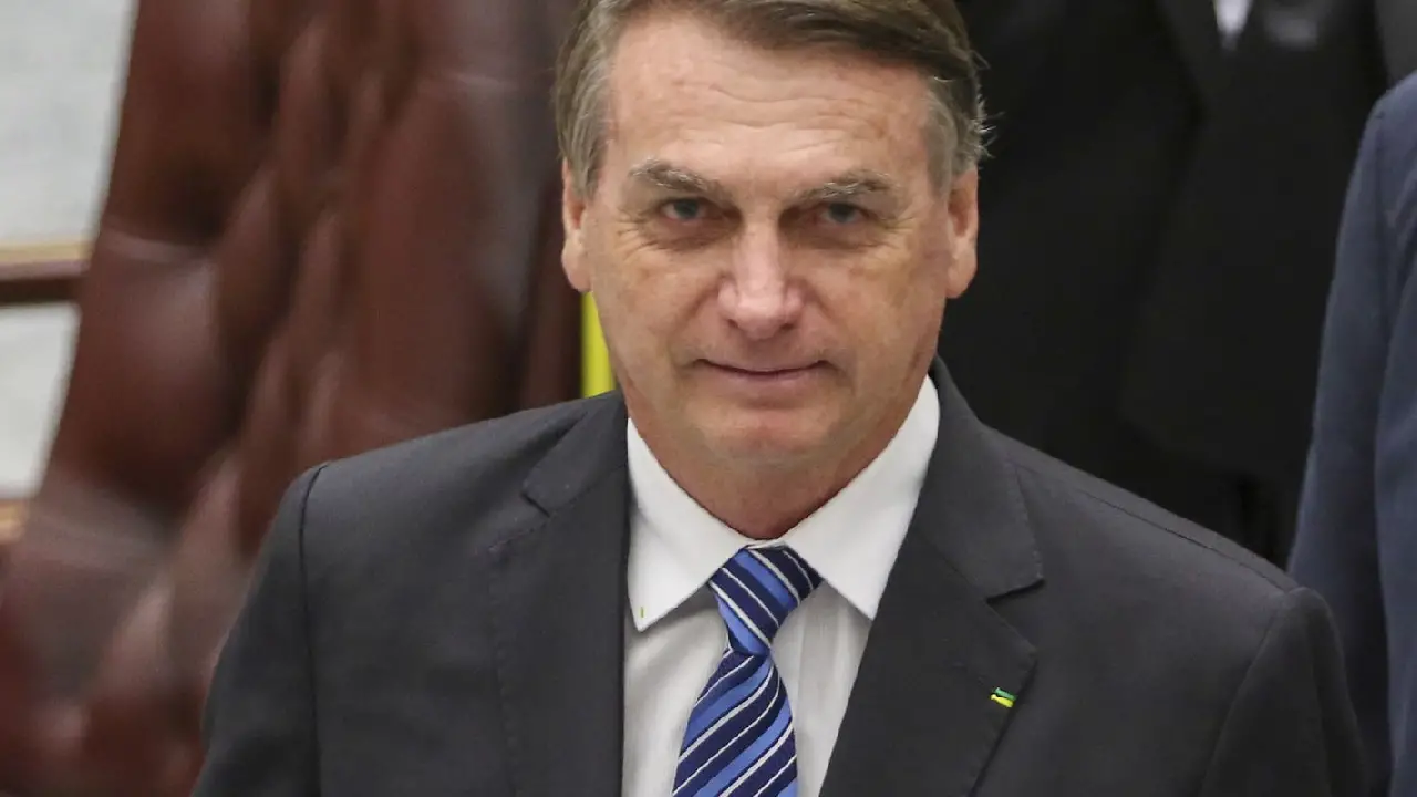 Alexandre de Moraes decide manter Bolsonaro em prisão domiciliar