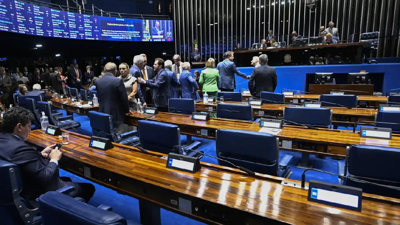 Aziz articula rito especial para levar PEC da escala 6x1 ao plenário