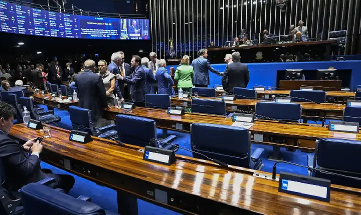 Aziz articula rito especial para levar PEC da escala 6x1 ao plenário