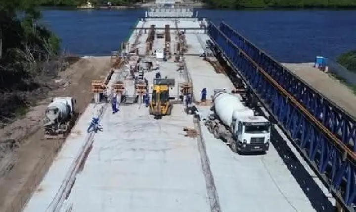 Bombeiros realizam buscas em Cabedelo após desabamento de parte da estrutura da obra da ponte do futuro