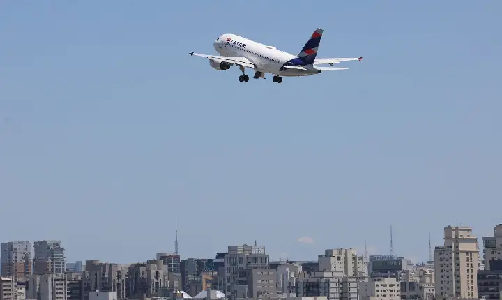 Cade investiga possível alinhamento de preços entre Latam e Gol
