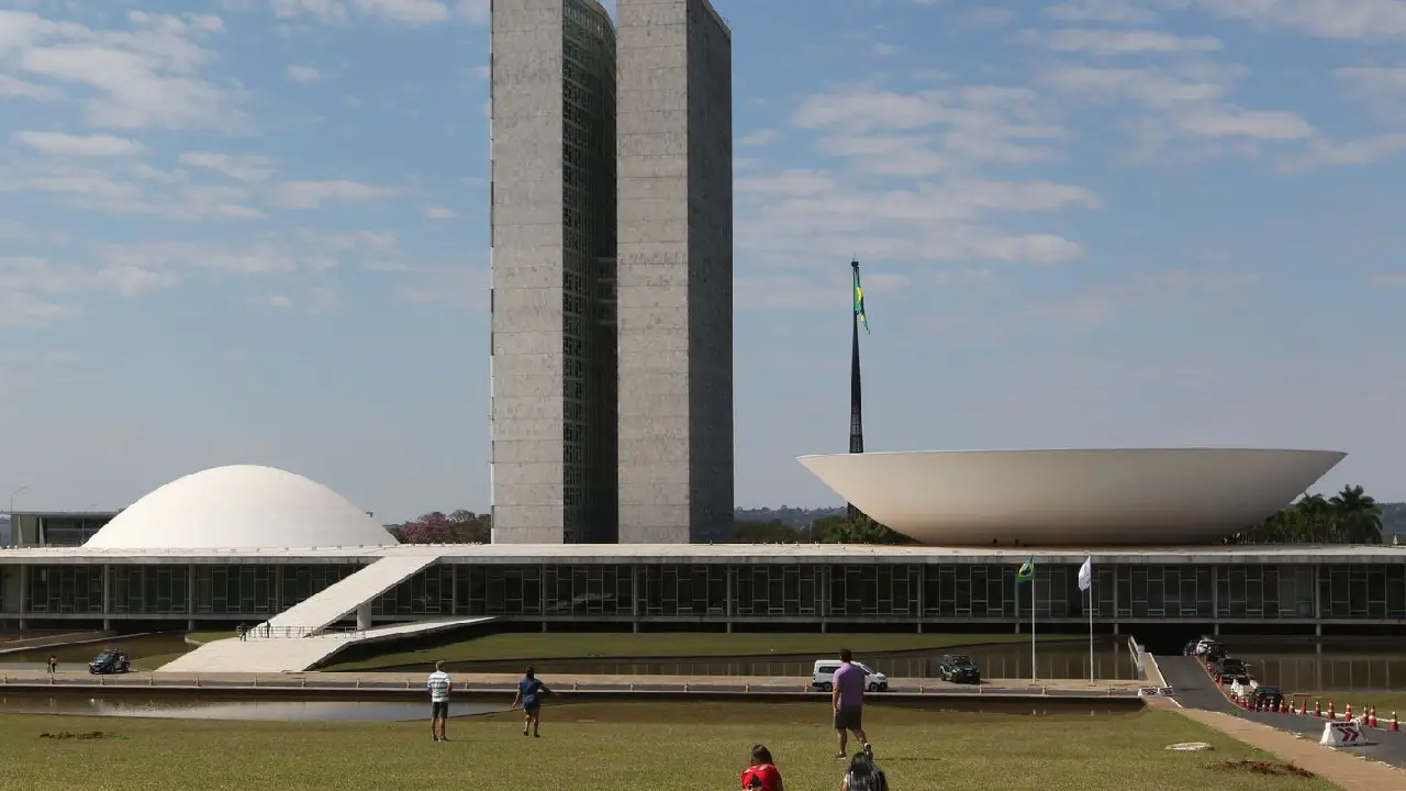 Calendário especial pode acelerar votação da PEC do fim da escala 6x1