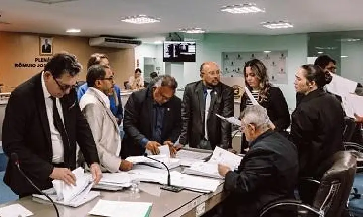 Câmara aprova projetos de lei, incluindo criação de Escola de Trânsito e adesão do IPSEM ao Programa Pró-Regularização