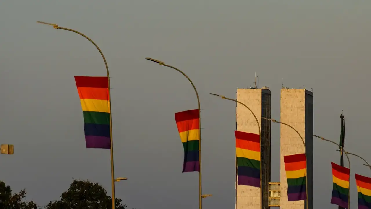 Candidaturas LGBT+ têm recorde em 2026 e se espalham por mais partidos