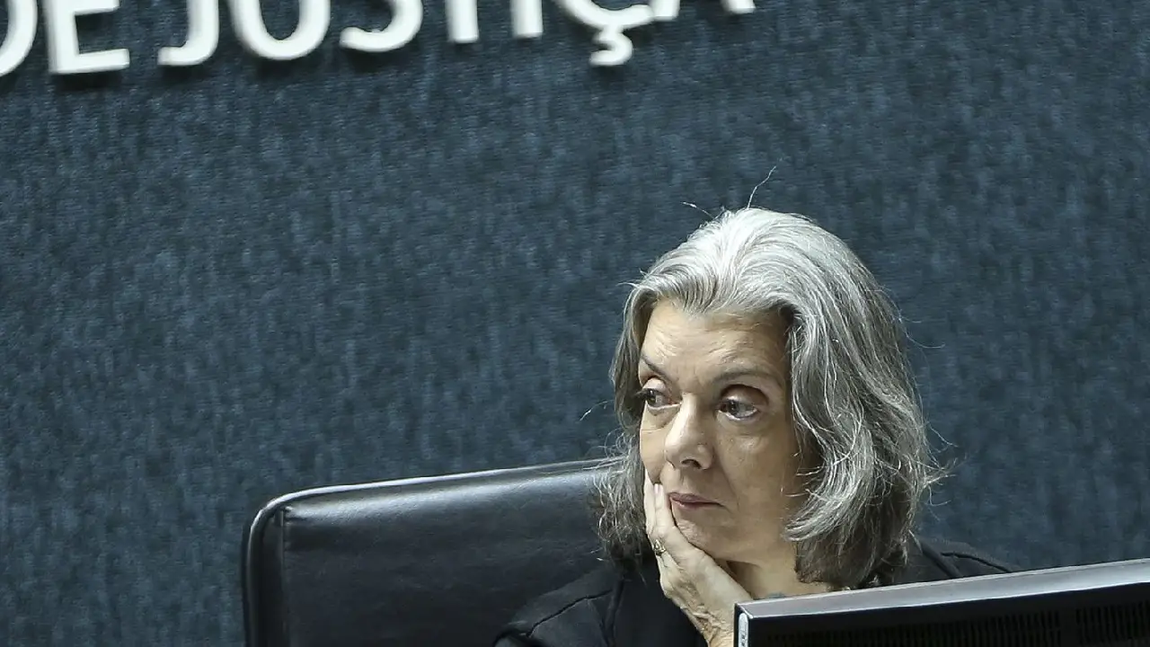 Cármen Lúcia vota por derrubar flexibilização da Lei da Ficha Limpa 