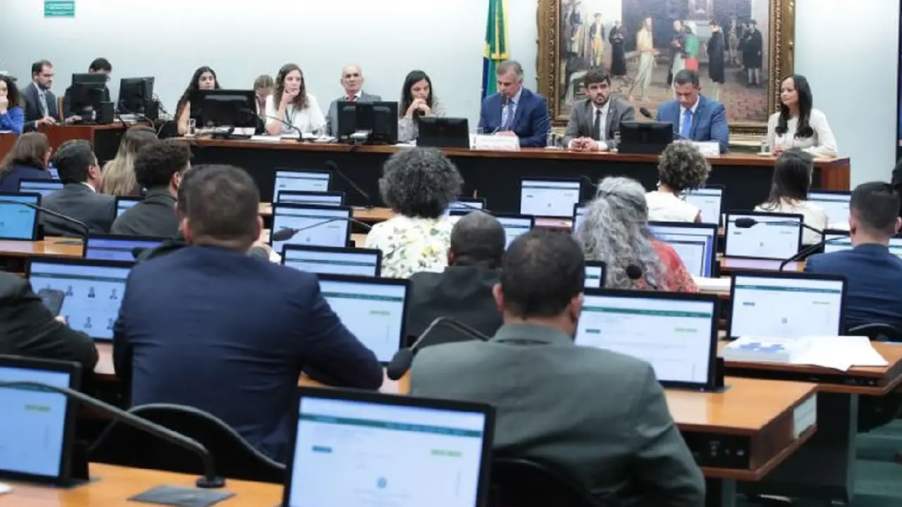 CCJ da Câmara adia análise de PEC sobre redução da maioridade penal