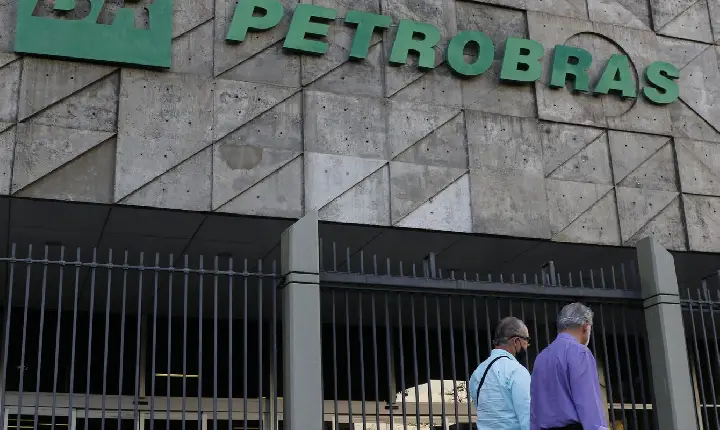 Com alívio da guerra, Petrobras reduz preço do querosene de aviação 