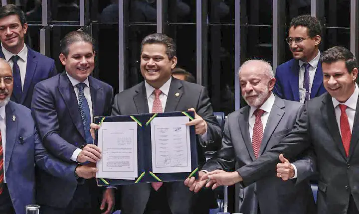 Congresso promulga emenda do fim da 6x1; escala 5x2 começa em 60 dias