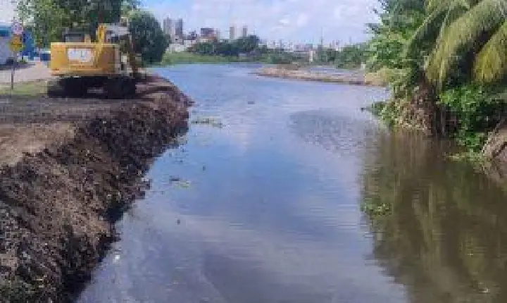 Defesa Civil de João Pessoa intensifica limpeza e desassoreamento de rios para o período de chuvas e prevenir inundações