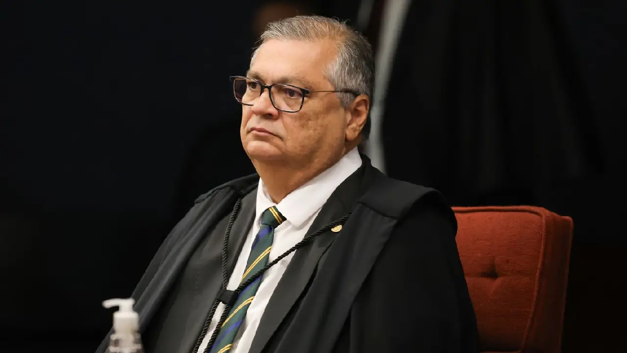 Dino abre apuração sobre emendas para produtora do filme de Bolsonaro