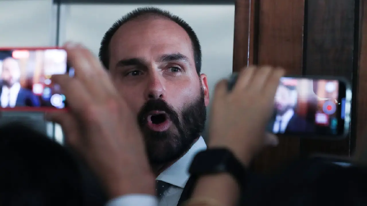 Eduardo Bolsonaro consta em lista de pena pendente de cumprimento