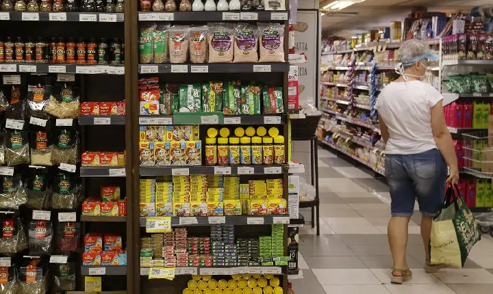 Fabricação de produto alimentício gerou mais emprego em 2024, diz IBGE