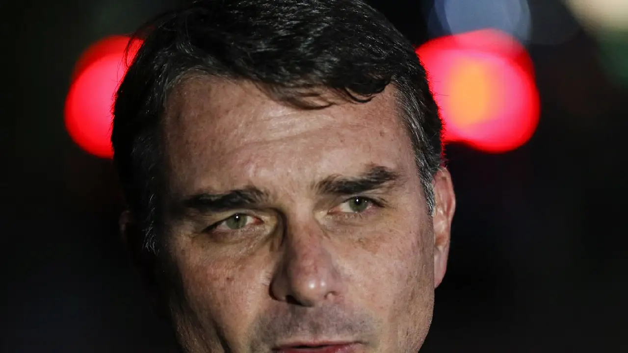 Flávio Bolsonaro admite cobrança a Vorcaro, mas nega crime