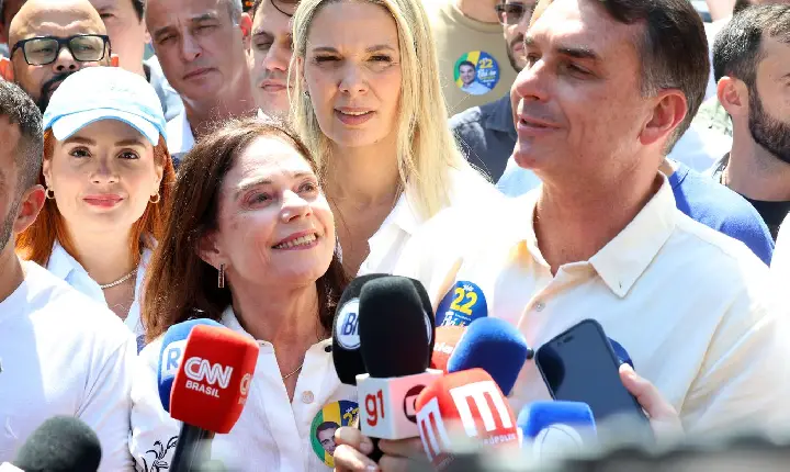 Flávio Bolsonaro diz que vai manter Bolsa Família e Farmácia Popular