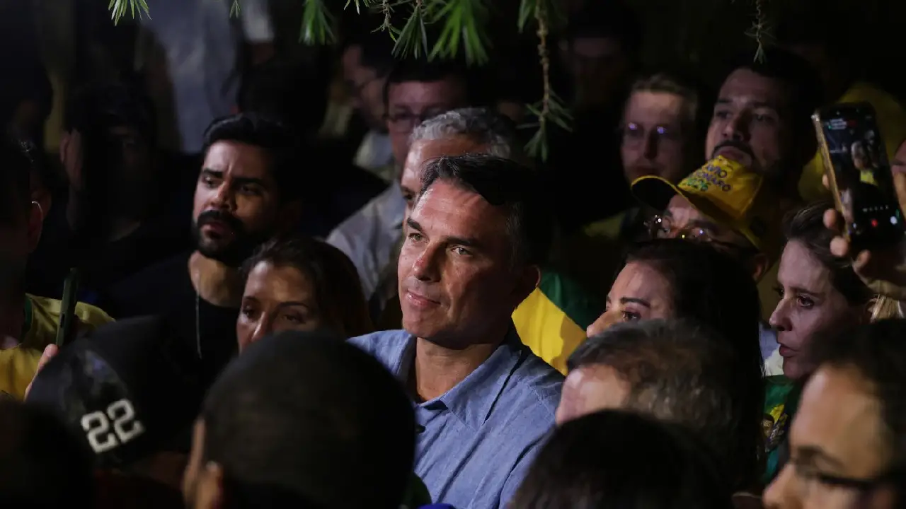 Flávio Bolsonaro impõe condições para liberar sigilos