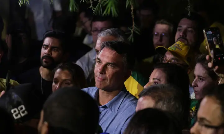 Flávio Bolsonaro impõe condições para liberar sigilos