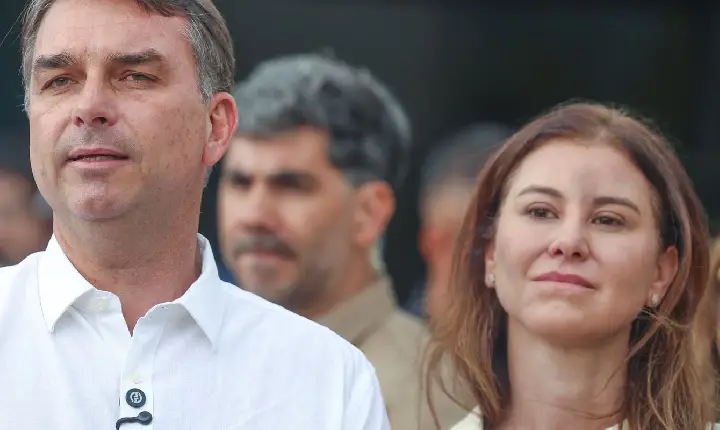 Flávio Bolsonaro participa de missa na Catedral de Brasília