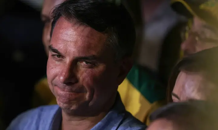 Fuga e carta golpista ampliam isolamento de Flávio Bolsonaro