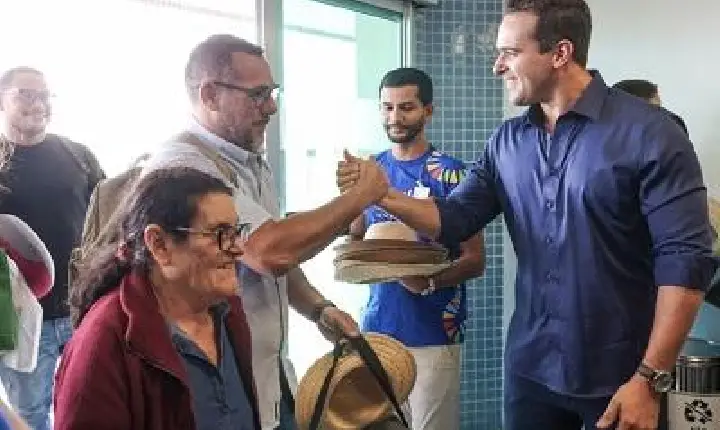 Governador Lucas Ribeiro recepciona passageiros de voo inaugural Brasília-Campina Grande e destaca impacto econômico