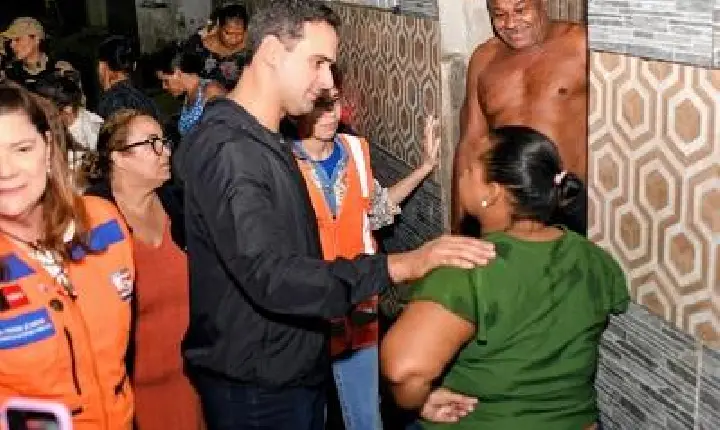 Governador Lucas Ribeiro visita comunidades de João Pessoa afetadas pelas chuvas e determina providências