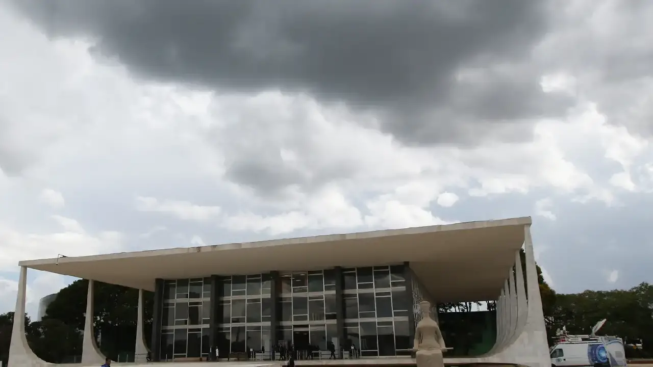 Homem é preso ao tentar inavadir a sede do STF em Brasília 