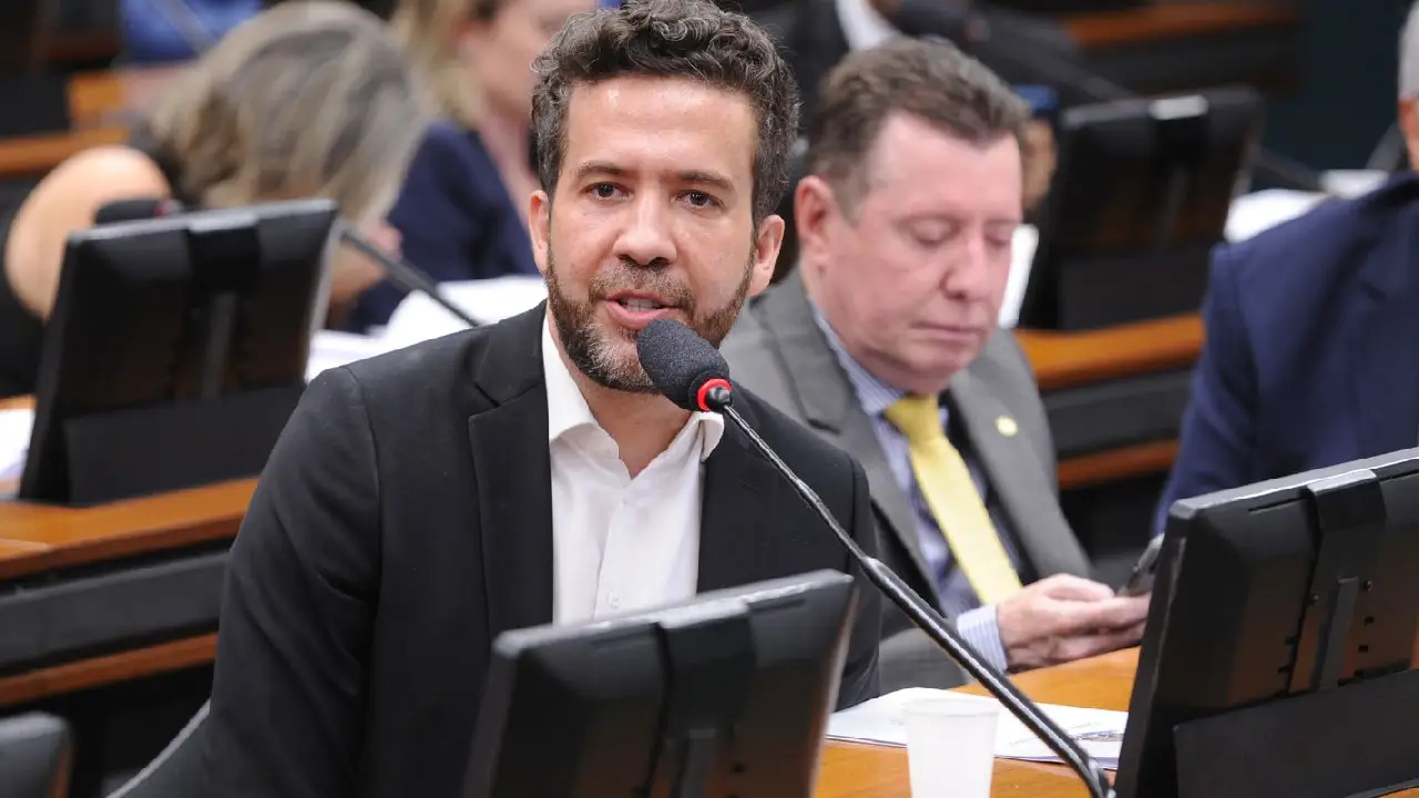 Janones denuncia censura em decisão do TSE contra 