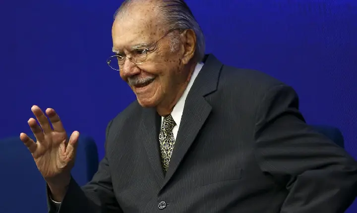 José Sarney recebe alta hospitalar após nove dias de internação
