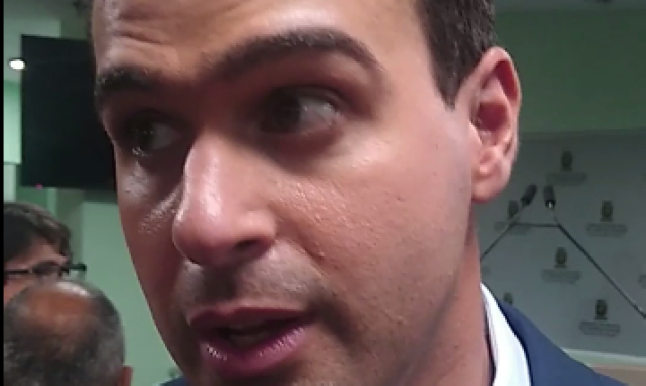 Lucas Ribeiro admite possibilidade de Adriano Galdino integrar chapa de 2026, mas afirma que definição sobre vice-governadoria ainda não foi debatida