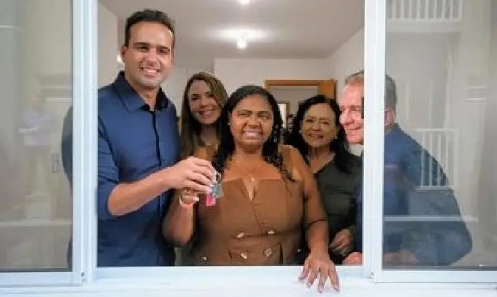 Lucas Ribeiro entrega apartamentos e assegura moradia digna a famílias de Patos