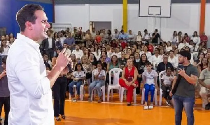 Lucas Ribeiro inaugura ginásio em Patos e acompanha avanços na saúde com novos equipamentos