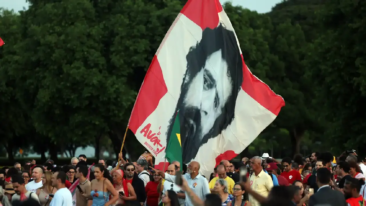 Lula e eleitores idosos se emocionam em “festa de aniversário”