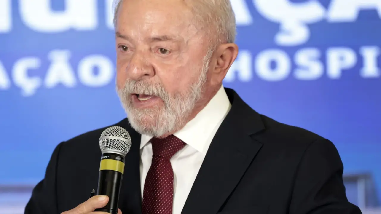 Lula inicia radioterapia após retirada de lesão no couro cabeludo