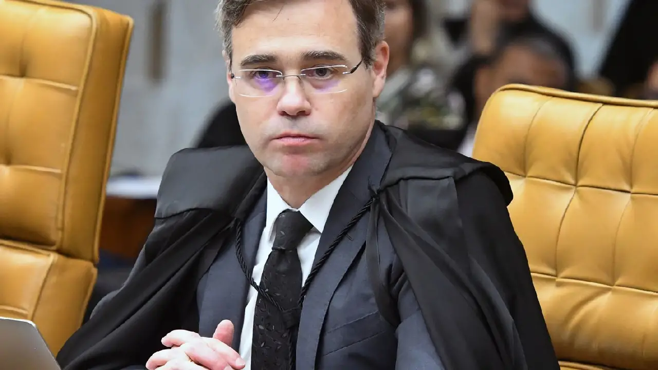 Mendonça autoriza PF a investigar repasses para filme sobre Bolsonaro