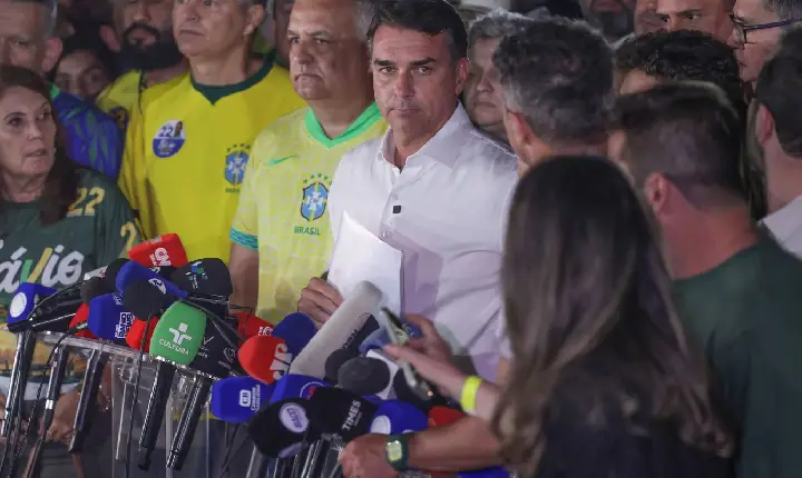 Moraes manda Flávio entregar passaporte e o proíbe de deixar o país 