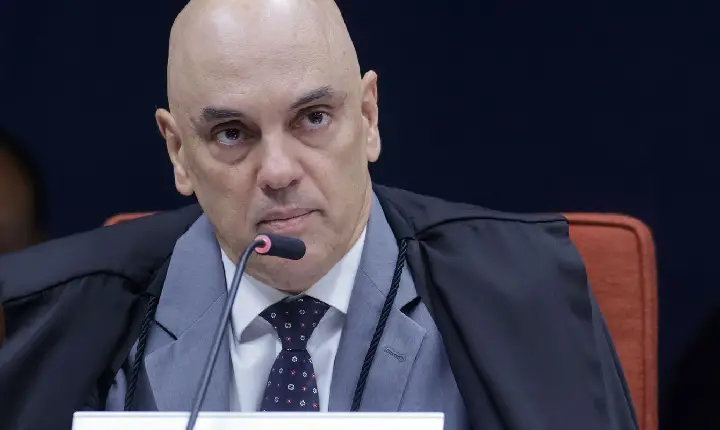 Moraes pede parecer da PGR sobre incluir Jair e Flávio em inquérito