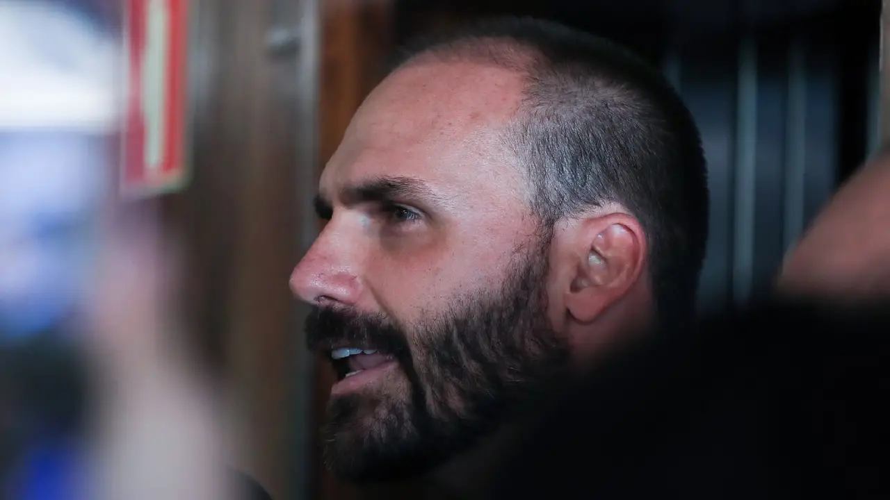 Moraes vota para condenar Eduardo Bolsonaro por difamação