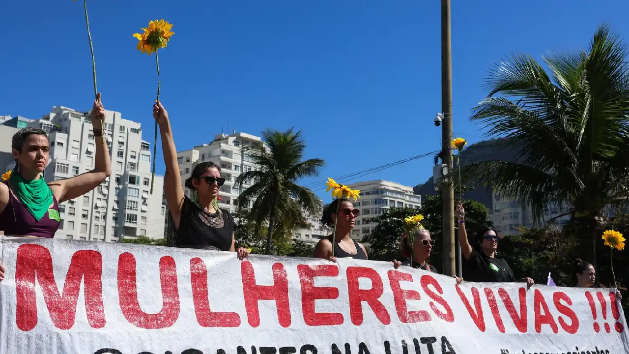 Mulheres vão às ruas pela votação do PL da Misoginia