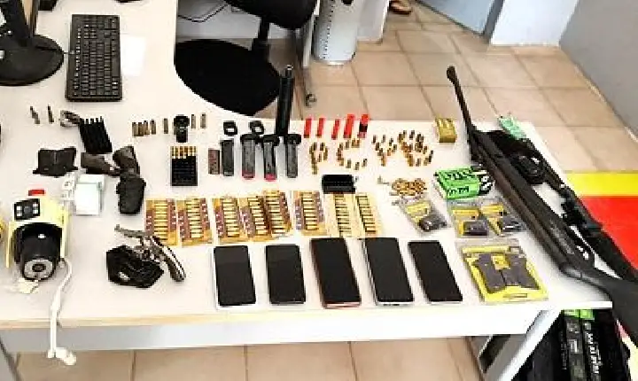 NO CONDE: Polícia Civil prende mulher em flagrante com arsenal de armas de fogo e munições
