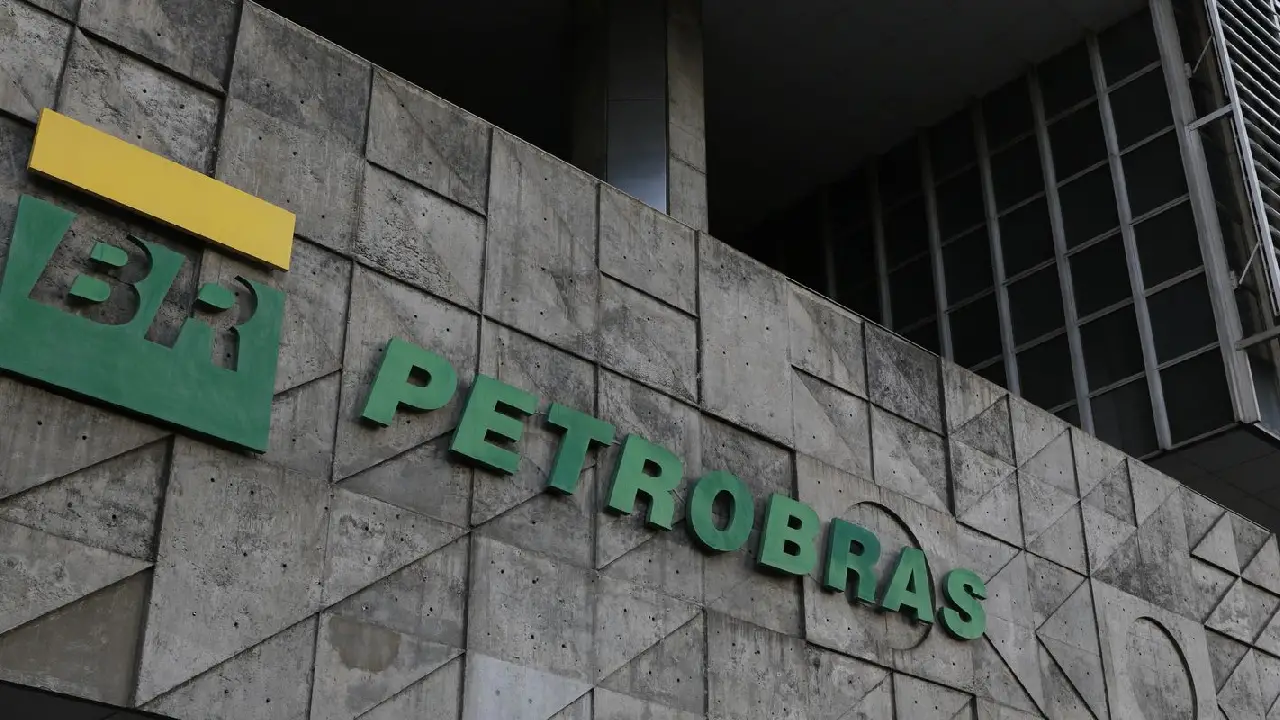 Petrobras batiza primeiro navio a navegar com tripulação 100% feminina