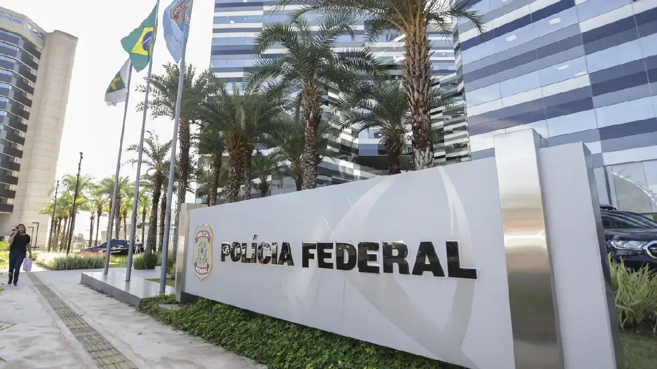 PF está com celular de Vorcaro e afirma poder enviar dados a ministros