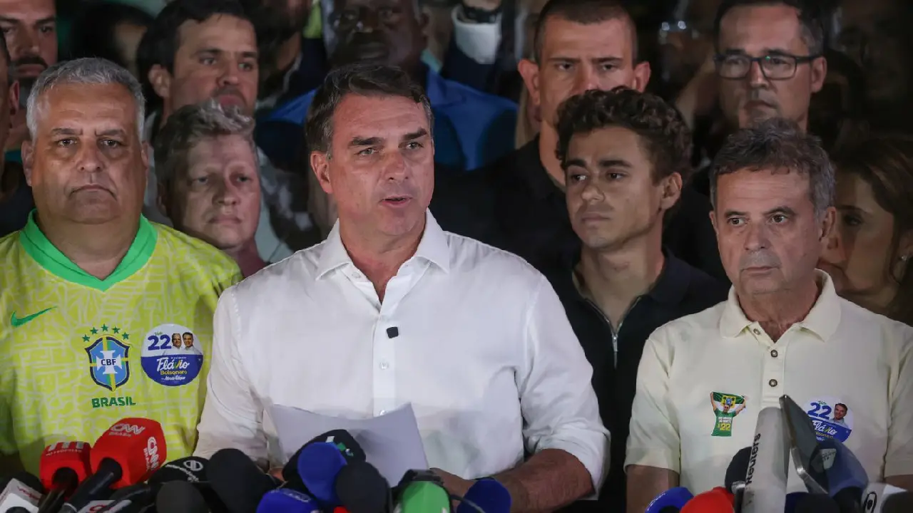 PF investiga circunstâncias da fuga de Flávio Bolsonaro do Brasil