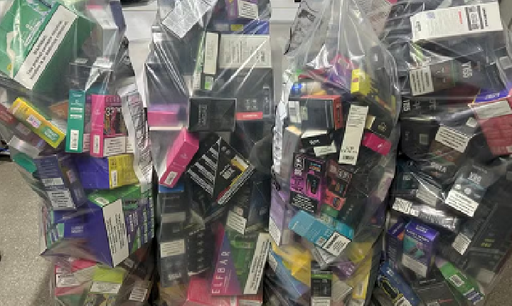 Polícia prende duas pessoas e apreende quase 2 mil cigarros eletrônicos em Campina Grande