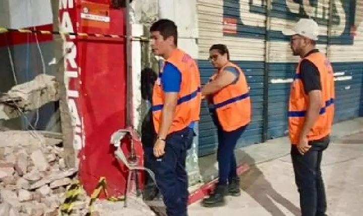 Prefeitura de Campina Grande e Defesa Civil acompanham ocorrência de desabamento em imóvel na Rua João Suassuna