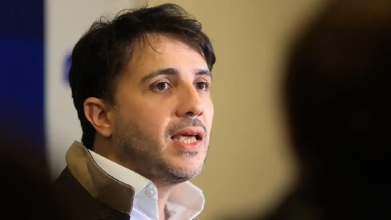 Renan propõe cortes na Previdência e alterar pisos da saúde e educação
