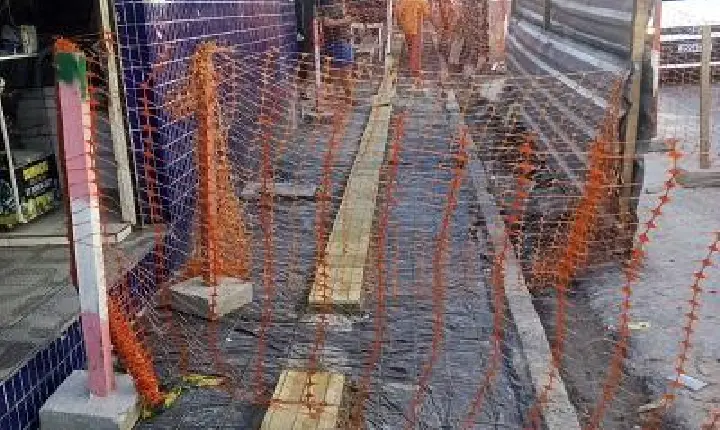 Seinfra renova estrutura de telhado e de calçadas do Centro Comercial de Passagem após incêndio