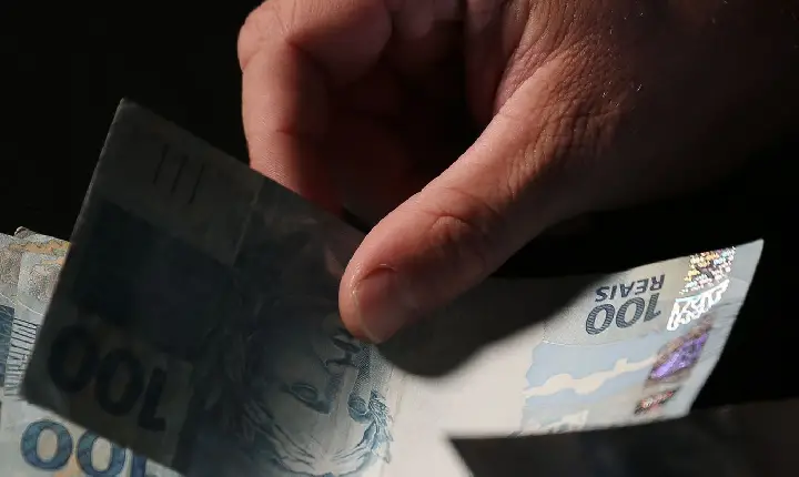 Trabalhadores nascidos em setembro e outubro recebem abono salarial
